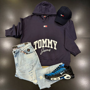 Kit com Blusão Tommy, Tênis NK Air Max Plus, Boné Tommy e Calça Jeans