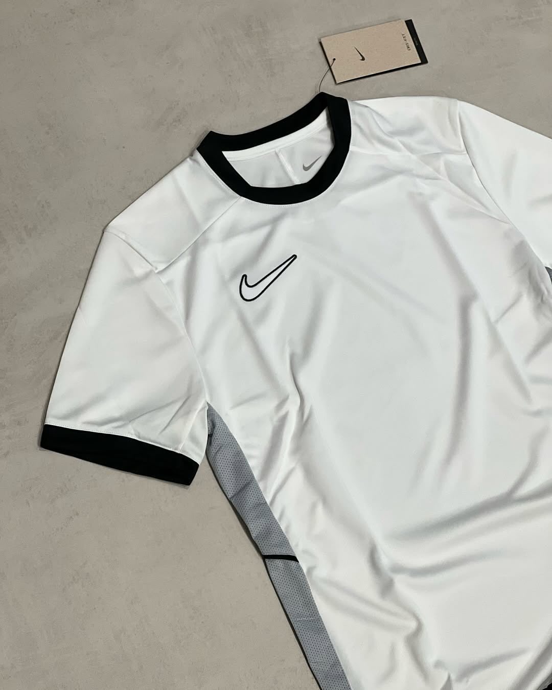 Kit NK com 1 camisa, 1 short dry fit e 1 chinelo