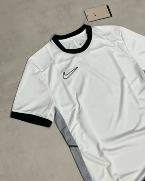 Kit NK com 1 camisa, 1 short dry fit e 1 chinelo