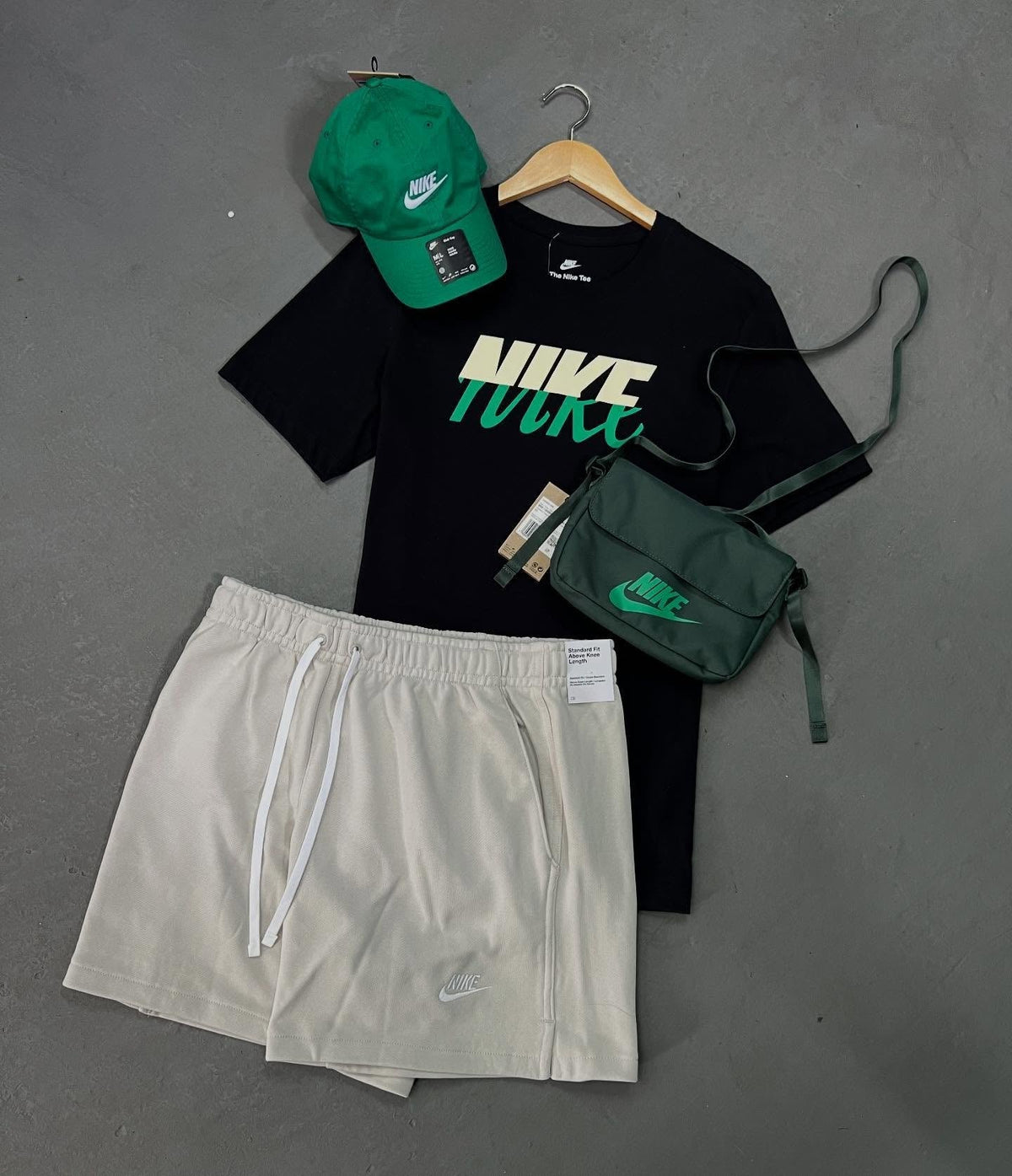 Kit NK com 1 camisa, 1 short, 1 boné e 1 bolsa